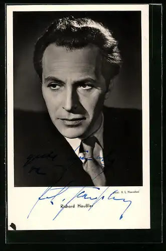 AK Schauspieler Richard Häussler mit ernstem Blick in Krawatte und Jackett, Autograph