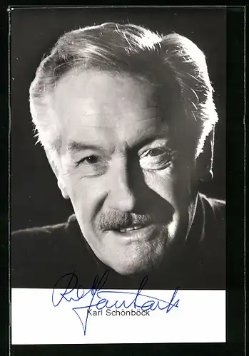 AK Schauspieler Karl Schönböck mit Schnurrbart im schwarzen Pullover, Autograph
