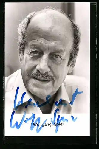 AK Schauspieler Wolfgang Spier mit Schnurrbart im Freizeithemd, Autograph