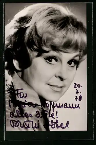AK Schauspielerin Bruni Löbel mit charmantem Blick, Autograph