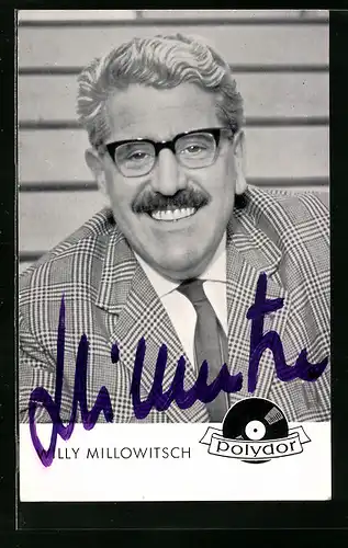 AK Schauspieler Willy Millowitsch charmant mit Brille im karierten Jackett, Autograph