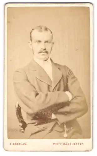 Fotografie E. Eastham, Manchester, 7 Market Street, Portrait stattlicher Herr mit Schnurrbart im Anzug