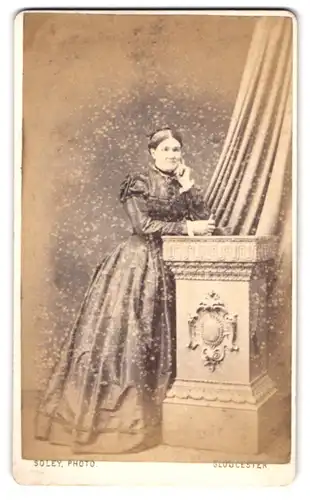 Fotografie S. S. Soley, Gloucester, Brunswick Road, Portrait charmante Frau im prachtvollen Kleid
