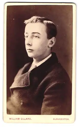 Fotografie William Gillard, Gloucester, Clarence Street, Portrait junger Mann im eleganten Jackett