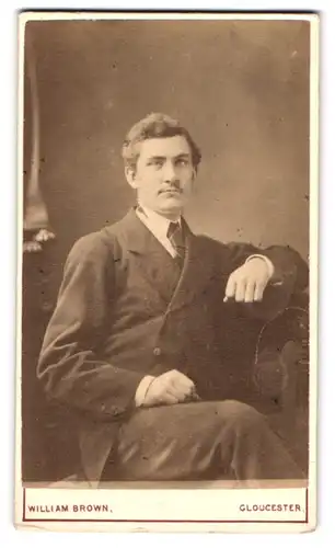Fotografie William Brown, Gloucester, 123 Southgate St., Portrait charmanter Mann im eleganten Anzug