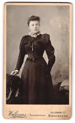 Fotografie Williams, Birkenhead, 154 Conway St., Portrait schönes Fräulein im prachtvollen Kleid