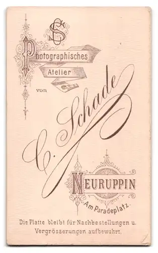 Fotografie C. Schade, Neuruppin, Am Paradeplatz, Hübsche junge Dame mit Halskette