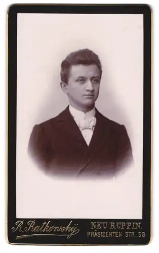Fotografie R. Ratkowsky, Neu Ruppin, Präsidenten Str. 58, Stattlicher Mann in eleganter Kleidung