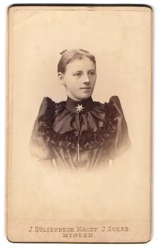 Fotografie J. Hülsenbeck Nachf. J. Zoerb, Minden, Marienwall-Strasse 1, Elegante junge Dame im Kleid