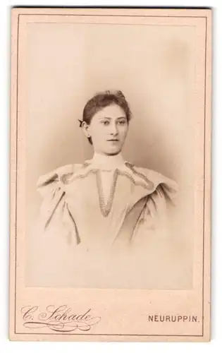 Fotografie C. Schade, Neuruppin, Am Paradeplatz, Elegante hübsche Dame im Kleid