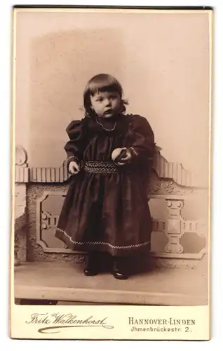 Fotografie Fritz Walkenhorst, Hannover-Linden, Ihmenbrückstr. 2, Süsses Kleines Mädchen im Kleid