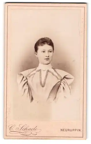 Fotografie C. Schade, Neuruppin, Am Paradeplatz, Hübsche junge Dame in eleganter Kleidung
