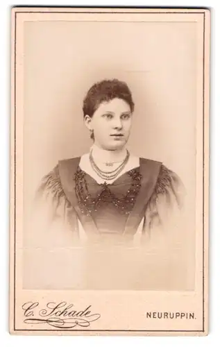 Fotografie C. Schade, Neuruppin, Am Paradeplatz, Junge Dame in eleganter Kleidung