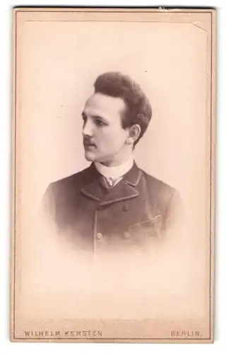 Fotografie Wilhelm Kersten, Berlin, Krausen-Str. 40, Gutbürgerlicher Mann in eleganter Kleidung