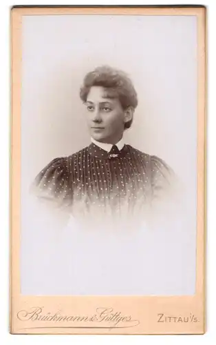 Fotografie Brückmann & Güttges, Zittau i. S., Circus Allee 4, Gutbürgerliche Dame im gepunkteten Kleid