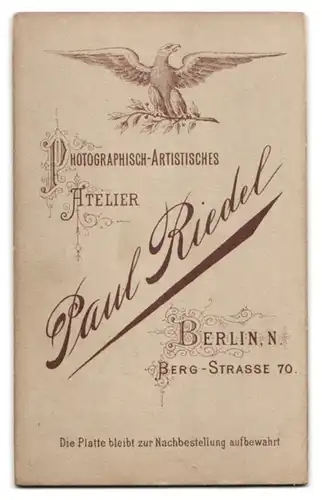 Fotografie Paul Riedel, Berlin N., Berg-Strasse 70, Stattlicher junger Herr in eleganter Kleidung