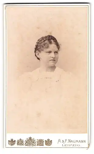 Fotografie A. & F. Naumann, Leipzig, Dorotheenstr. 6, Gutbürgerliche Dame mit Flechtfrisur
