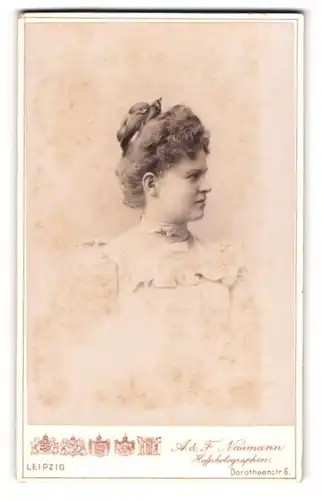 Fotografie A. & F. Naumann, Leipzig, Dorotheenstr. 6, Gutbürgerliche Frau mit Dutt