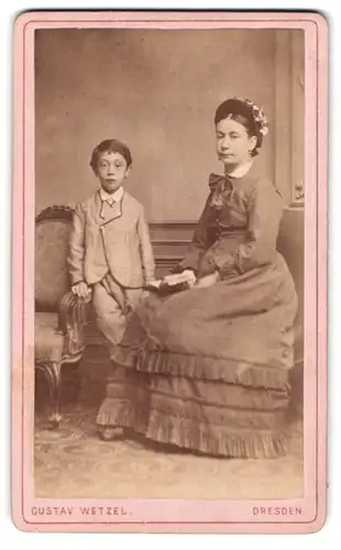 Fotografie Gustav Wetzel, Dresden, Prager Strasse 6, Dame mit Sohn in eleganter Kleidung