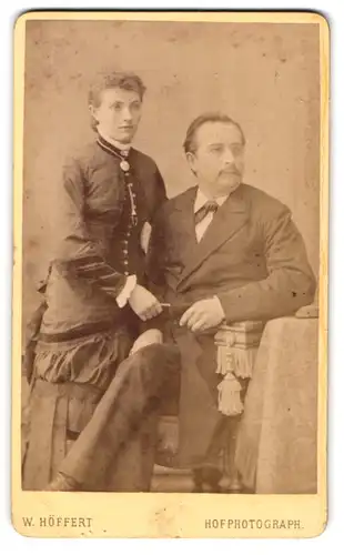 Fotografie W. Höffert, Dresden, See Str. 10, Gutbürgerliches Paar in vertrauter Pose