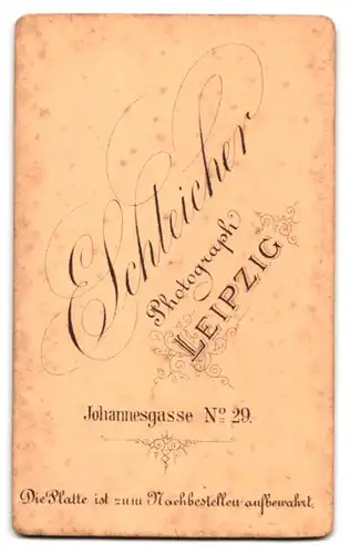 Fotografie E. Schleicher, Leipzig, Johannesgasse 29, Gutbürgerliches Paar in eleganter Kleidung