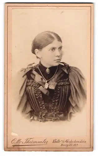 Fotografie Otto Thümmler, Halle a. S. Giebichenstein, Burgstr. 12a, Junge Dame mit Halskette
