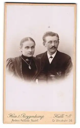 Fotografie Hein & Roggenkamp, Halle a. S., Gr. Ulrichstr. 36, Gutbürgerliches Paar in vertrauter Pose