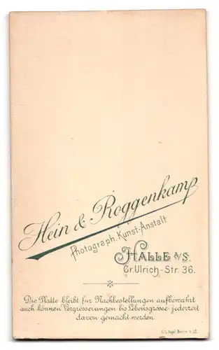 Fotografie Hein & Roggenkamp, Halle a. S., Gr. Ulrichstr. 36, Gutbürgerliches Paar in vertrauter Pose