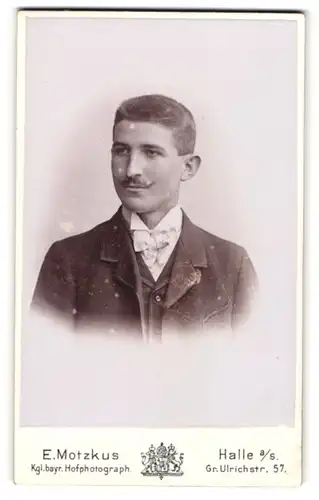 Fotografie E. Motzkus, Halle a. S., Gr. Ulrichstr. 57, Stattlicher Mann mit Schnurrbart