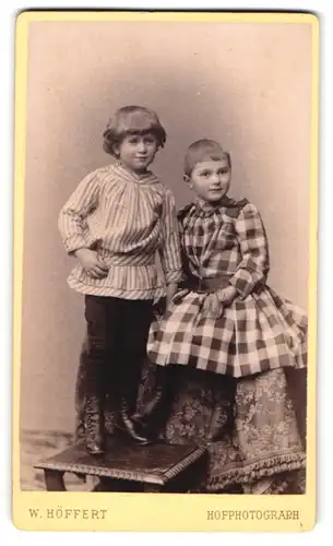Fotografie W. Höffert, Dresden, Prager-Str. 49, Süsses Geschwisterpaar hält sich an der Hand