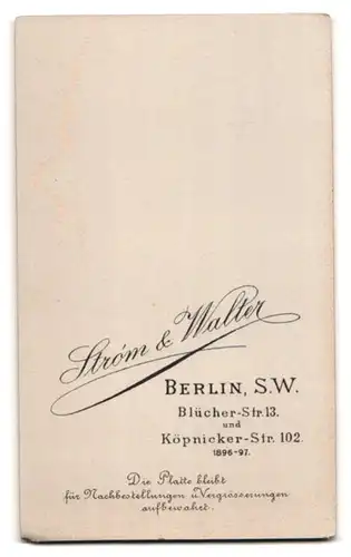 Fotografie Strom & Walter, Berlin, Blücherstr. 13, Hübsche junge Frau in hellem Kleid