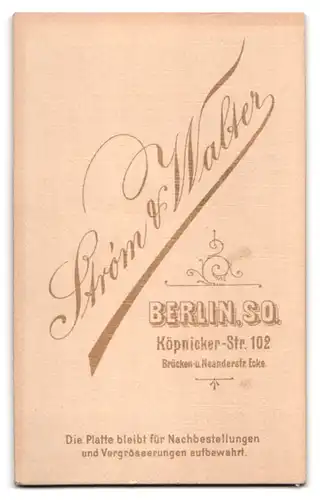 Fotografie Strom & Walter, Berlin, Köpnickerstr. 102, Gutbürgerliches Paar in vetrauter Pose