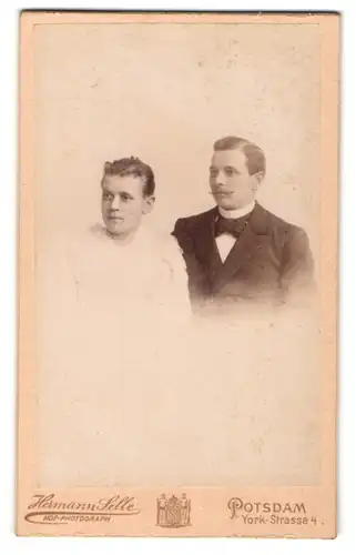 Fotografie Hermann Selle, Potsdam, York-Str. 4, Gutbürgerliches Paar in eleganter Kleidung