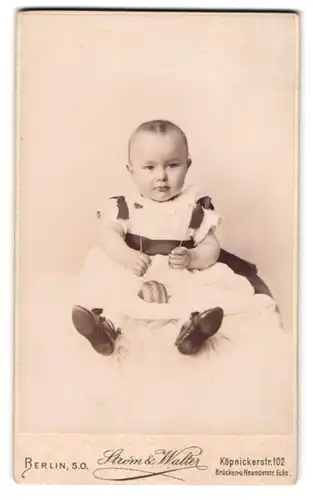 Fotografie Strom & Walter, Berlin, Köpnicker Str. 102, Niedliches Baby im Kleid mit einem Ball
