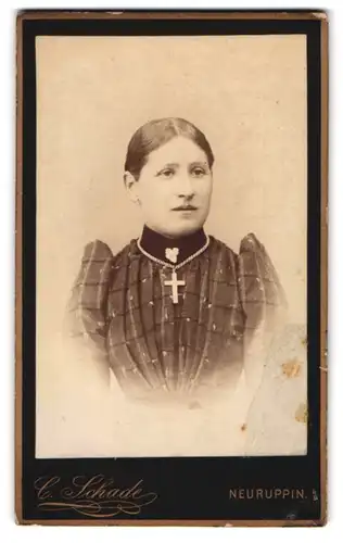 Fotografie C.Schade, Neuruppin, Am Paradeplatz, Junge Dame mit einer Kreuzkette