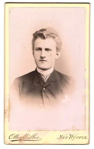 Fotografie Otto Müller, Neu-Ruppin, Gutbürgerlicher Mann in einem Anzug mit hohem Kragen