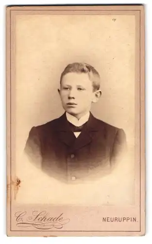 Fotografie C. Schade, Neuruppin, Am Paradeplatz, Gutbürgerlicher Junge mit grossen Ohren im Anzug