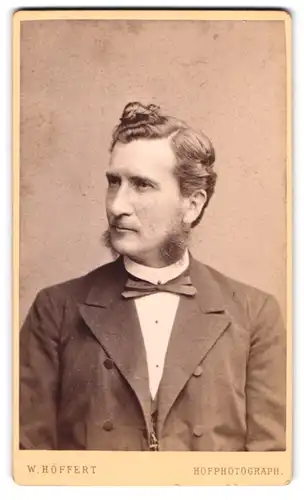 Fotografie W. Höffert, Dresden, See-Str. 10, Gutbürgerlicher Mann mit Koteletten im Anzug