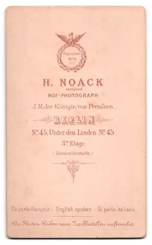 Fotografie H. Noack, Berlin, Unter den Linden 45, Mann mit Vollbart im Anzug schaut Dame im Kleid und Kette an