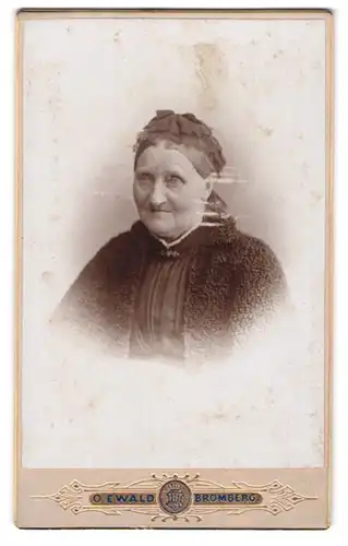 Fotografie Oscar Ewald, Bromberg, Danzigerstr. 154, Ältere Dame mit Kopfbedeckung