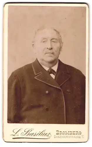 Fotografie L. Basilius, Bromberg, Danzigerstr.7, Portrait älterer Herr mit Schnauzbart im Anzug