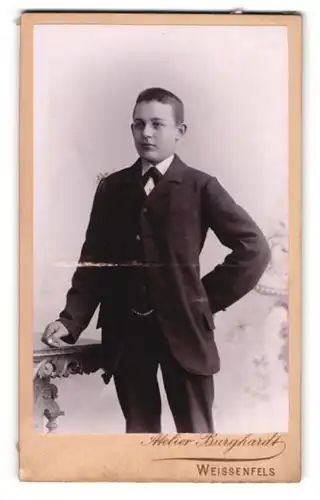 Fotografie Atelier Burghardt, Weissenfels, Stattlicher Junge im Anzug mit einer Hand hinter dem Rücken