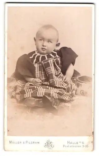 Fotografie Müller & Pilgram, Halle, Poststrasse 9-10, Baby im karierten Kleid mit schwarzen Ärmeln
