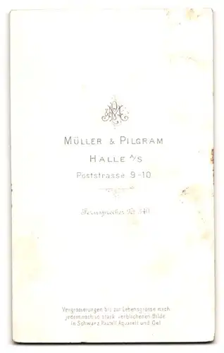 Fotografie Müller & Pilgram, Halle, Poststrasse 9-10, Baby im karierten Kleid mit schwarzen Ärmeln