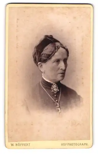 Fotografie W. Höffert, Berlin, Leipziger Platz 12, Frau mit Kopfbedeckung und Halskette