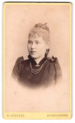 Fotografie W. Höffert, Dresden, Prager-Str. 49, Junge Frau mit schmalen Schultern im Kleid mit einer Halskette