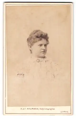 Fotografie A.&F. Naumann, Leipzig, Dorotheenstr. 6, Bürgerliche Frau mit kurzen lockigen Haaren und rundlichem Gesicht
