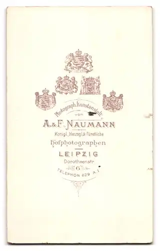 Fotografie A.&F. Naumann, Leipzig, Dorotheenstr. 6, Bürgerliche Frau mit kurzen lockigen Haaren und rundlichem Gesicht