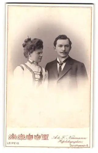 Fotografie A.&F. Naumann, Leipzig, Dorotheenstr. 6, Frau mit Dutt guckt Mann mit Schnauzbart an