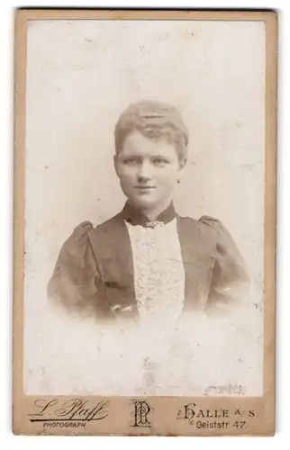 Fotografie L. Pfaff, Halle, Geiststr. 47, Freundlich lächelnde junge Frau mit grossen Augen
